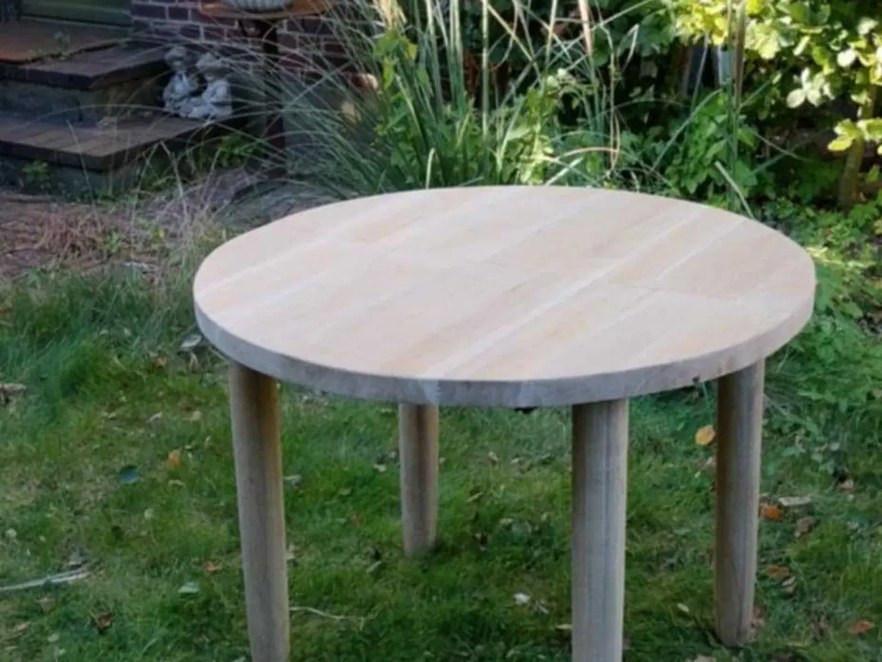 Billede 4 - Massiv rundt egetræ spisebord med tillægsplader