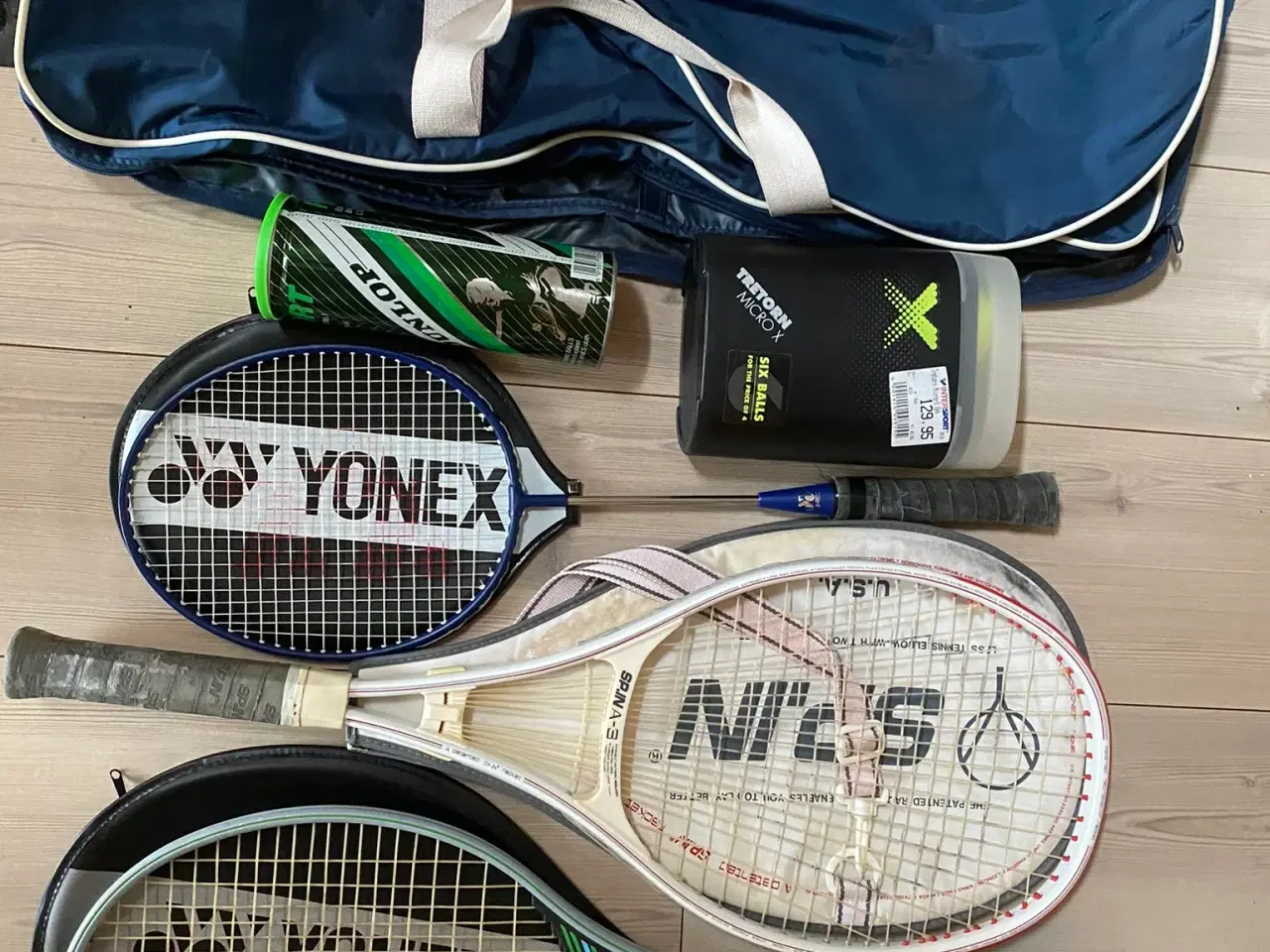 Billede 1 - Sæt i bag med tennis ketcher og bolde