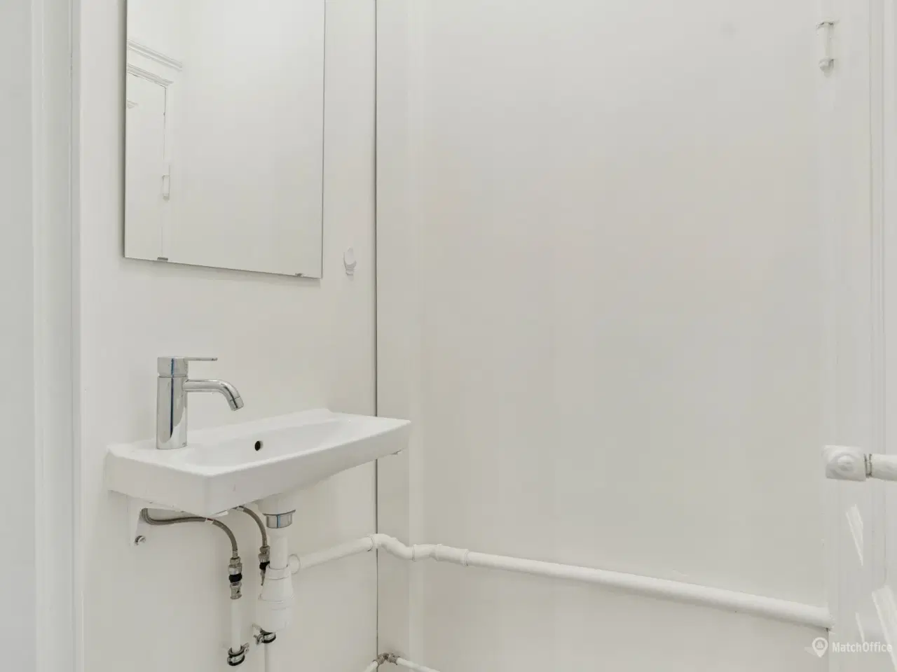 Billede 14 - Flot butik/klinik/Coffee shop med store facadevinduer –