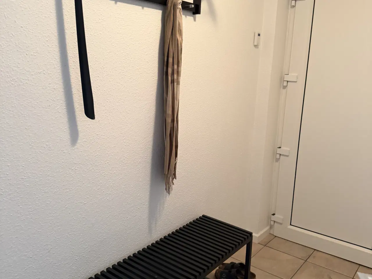 Billede 1 - Hattehylde med knagerække, sort træbænk