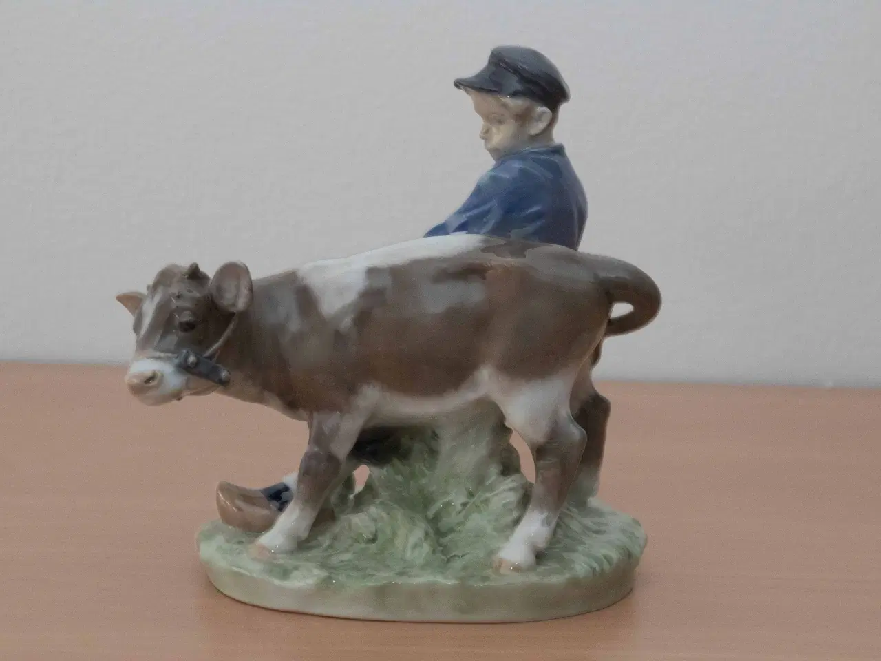 Billede 2 - Figur - Dreng med kalv