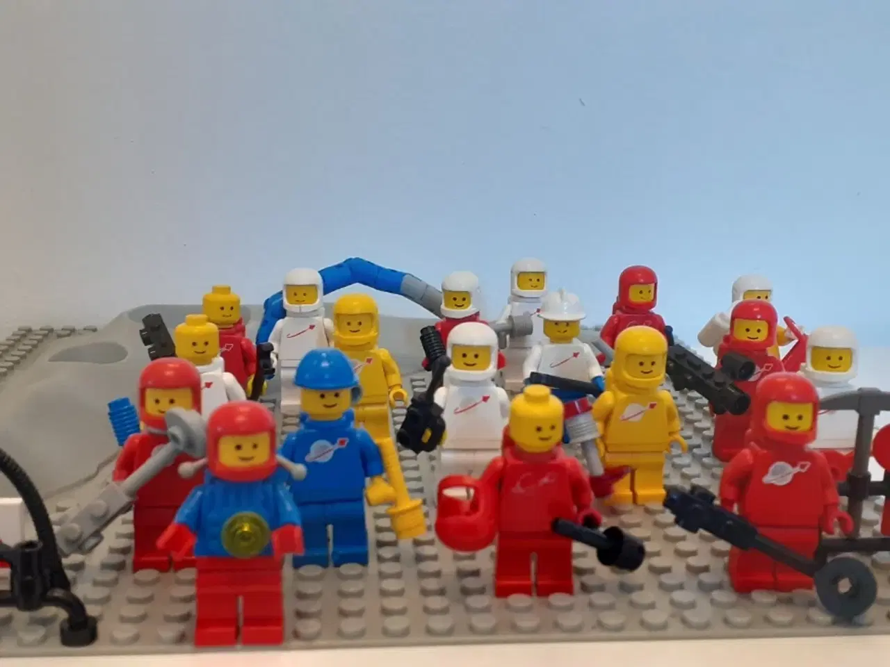 Billede 1 - LEGO Space figurer inkl. div. tilbehør & måneplade