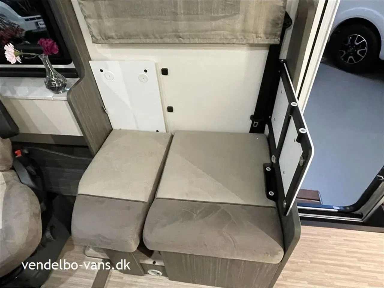 Billede 9 - 2026 - McLouis Nevis Lounge og stor højdejusterbar dobbeltseng bag + dobbeltseng foran