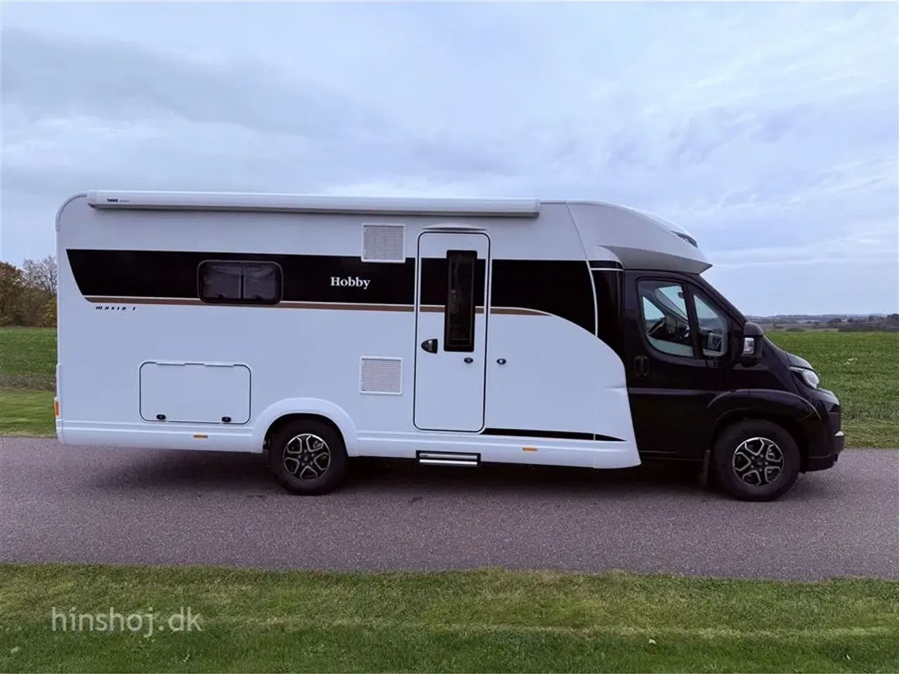 Billede 30 - 2026 - Hobby Maxia T 740 WE Aut.   Lækker Autocamper med lave enkelsenge og stort toiletrum med særskilt brusekabine fra Hinshøj Caravan.