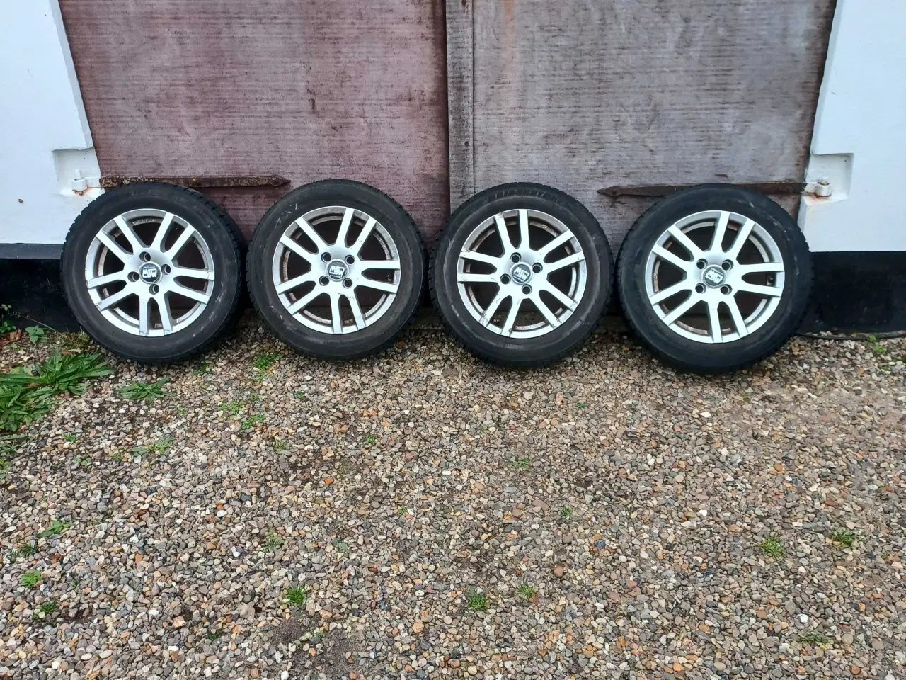 Billede 1 - Vinterdæk til en Toyota Aygo med TPMS. Ventil