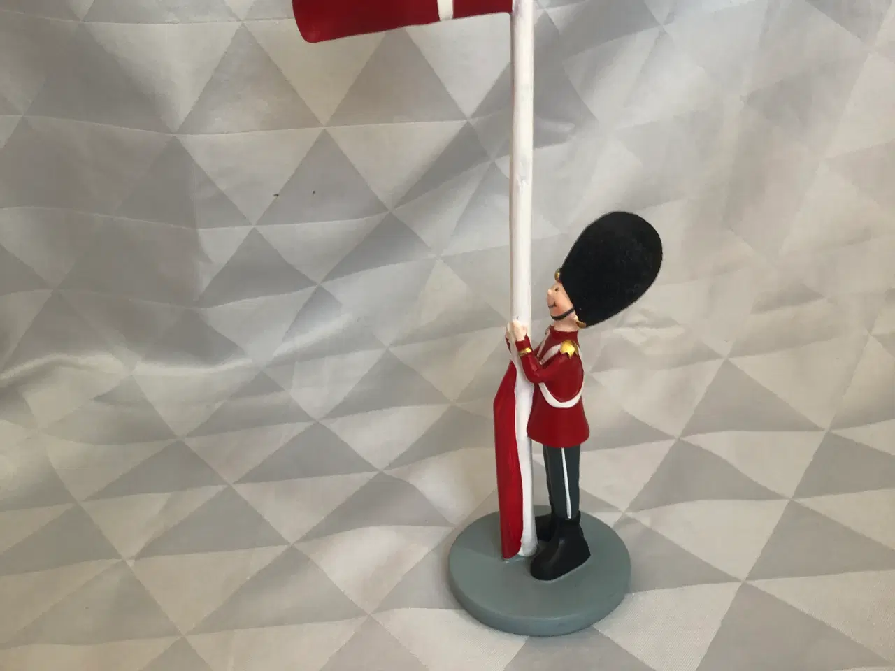 Billede 13 - Soldat med flagstang til fejring/fødselsdag