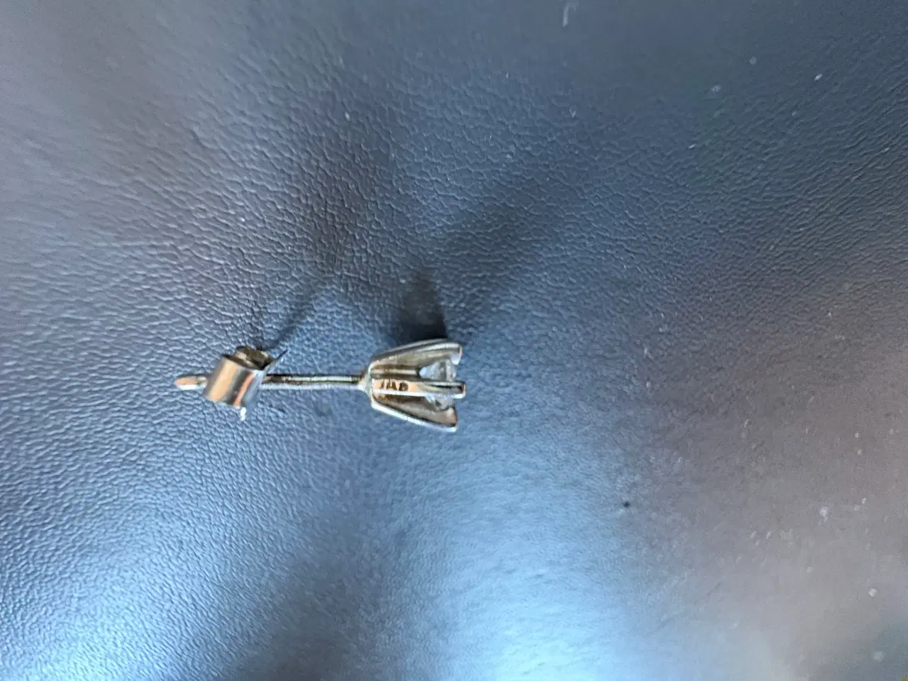 Billede 2 - Ørestikker i 14 kt. Diamant er 0,50 