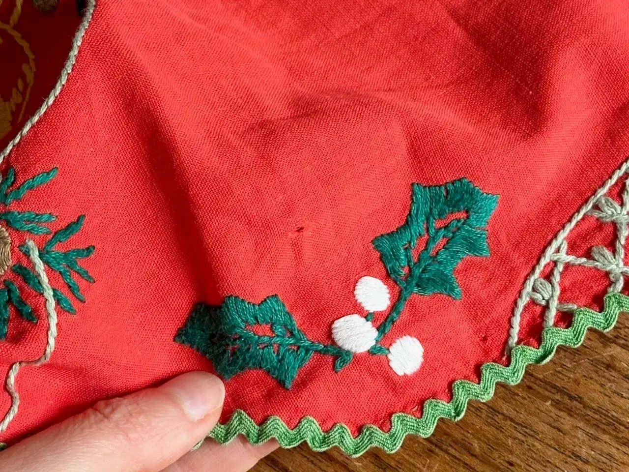 Billede 5 - Antik bordløber, håndbroderet, 73 x 31 cm
