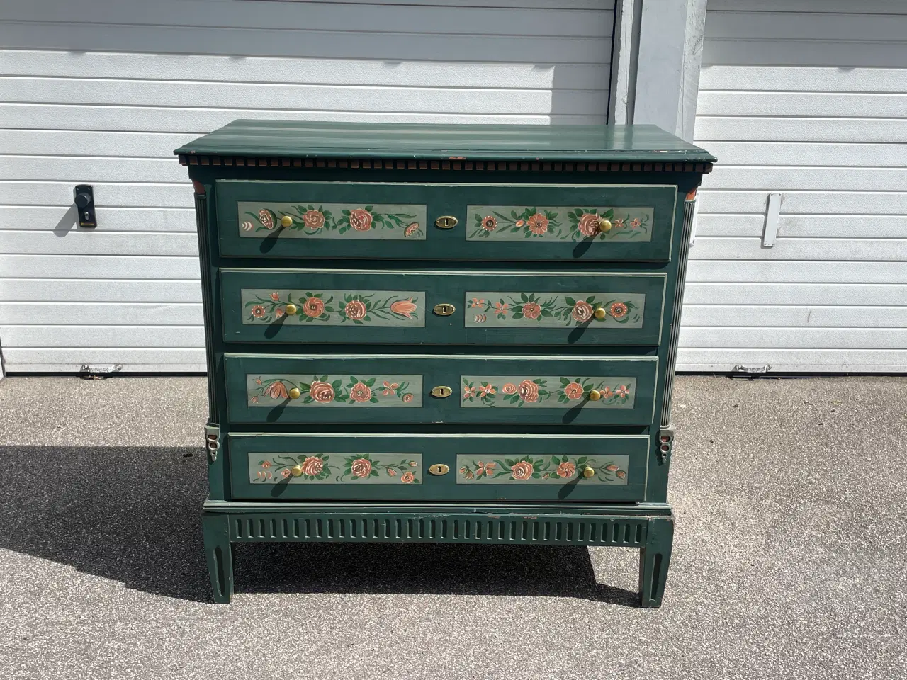 Billede 1 - Håndmalet grøn kommode i folkestil – unik vintage