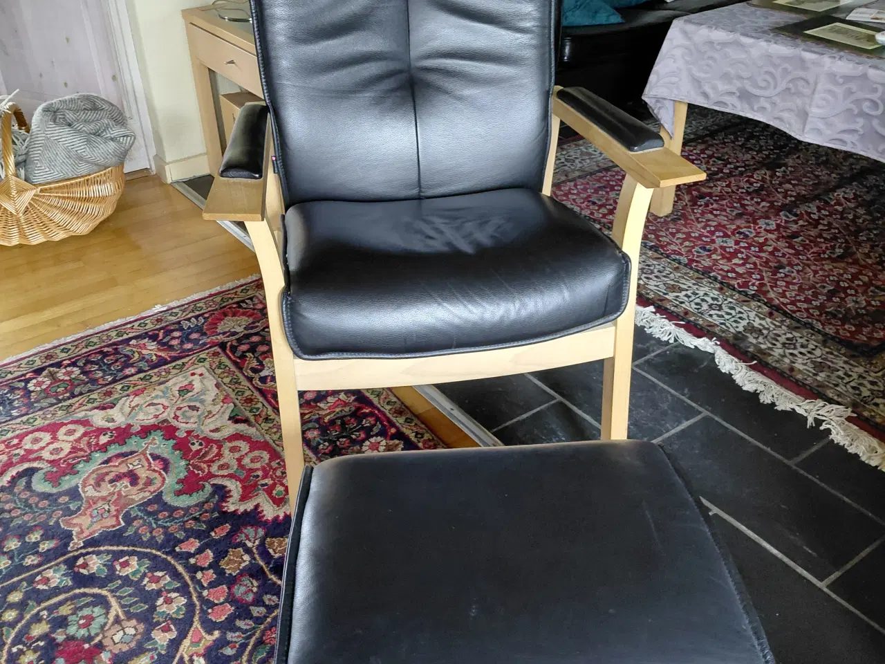 Billede 1 -  HENNE LÆDERLÆNESTOL MED SKAMMEL
