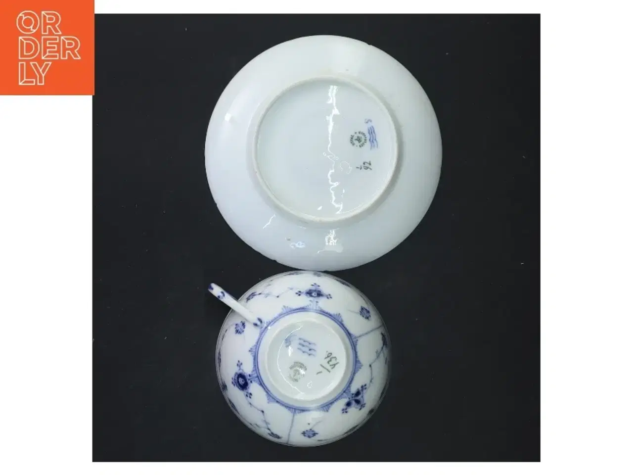 Billede 6 - Musselmalet tekop og underkop sæt fra Royal Copenhagen (str. Ø 10 cm og ø 14 cm)