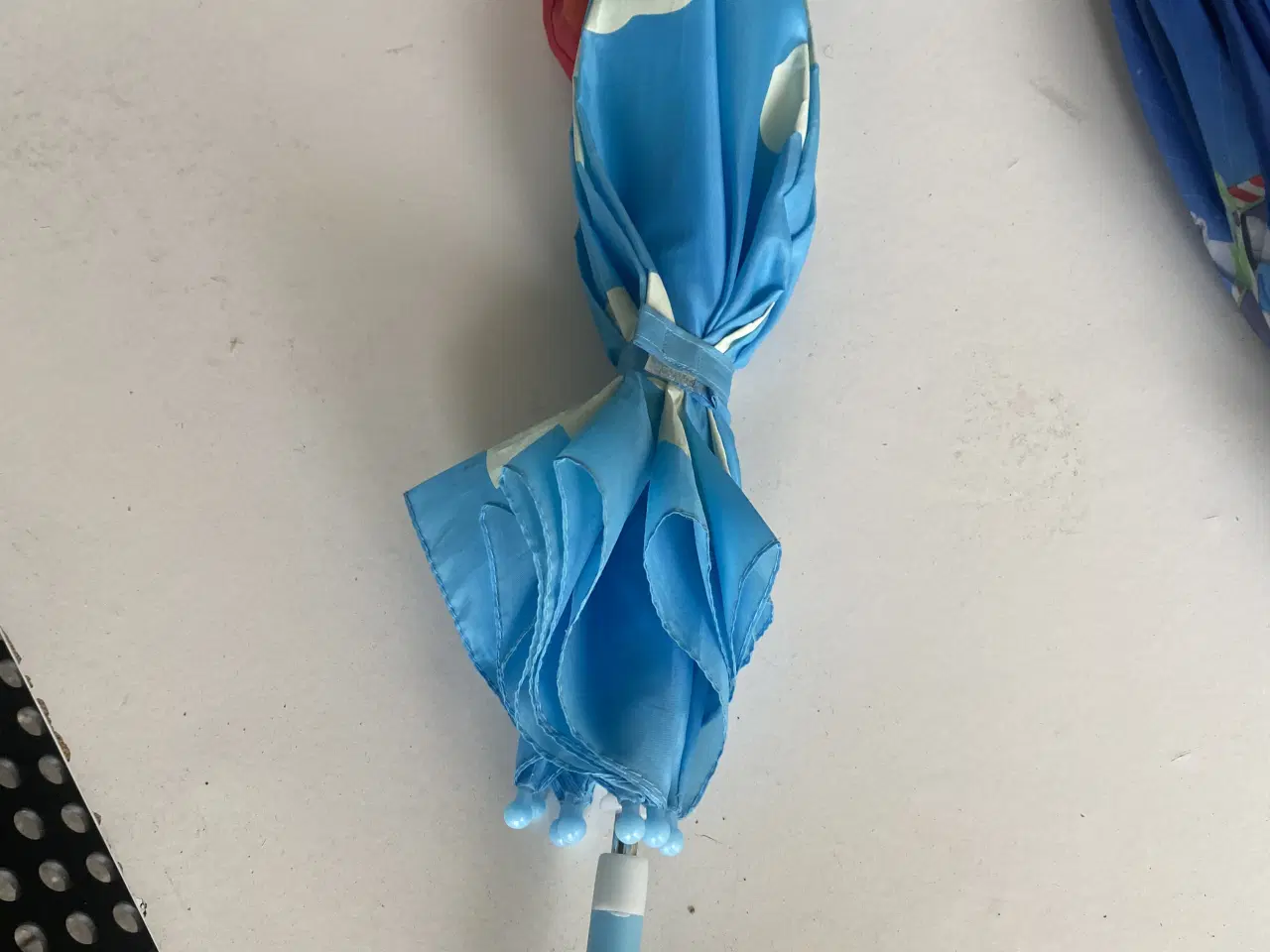 Billede 3 - Børneparaply med skyer og regnbue