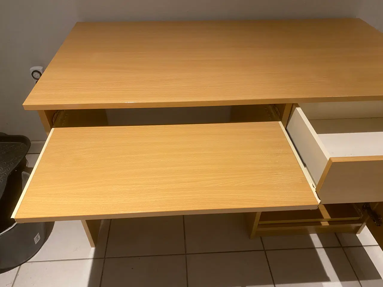 Billede 5 - Skrivebord med skuffe, skab og tastatur-udtræk.