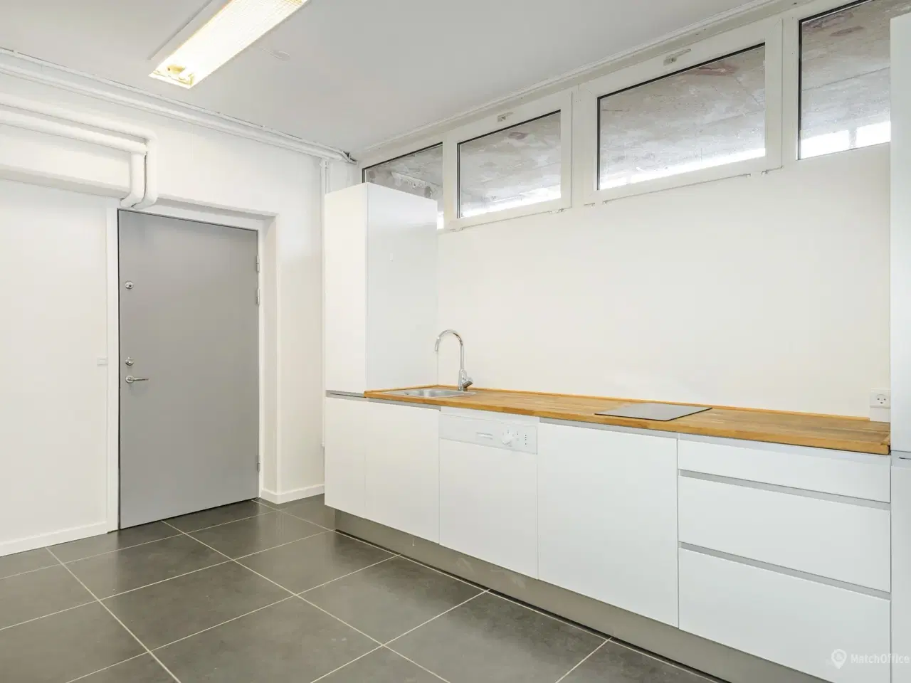 Billede 4 - Sort showroom med gode parkeringsforhold