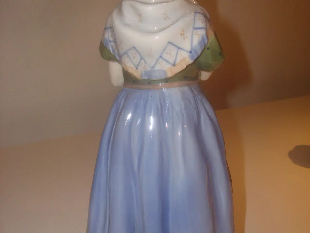 Billede 2 - Kgl figur -pige i bornholmerdragt 22 cm, nr 1323