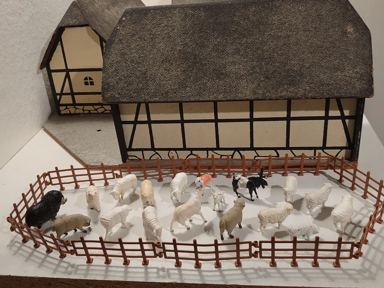 Billede 2 - Stor bondegård i træ med 75dele. Sjælden model.