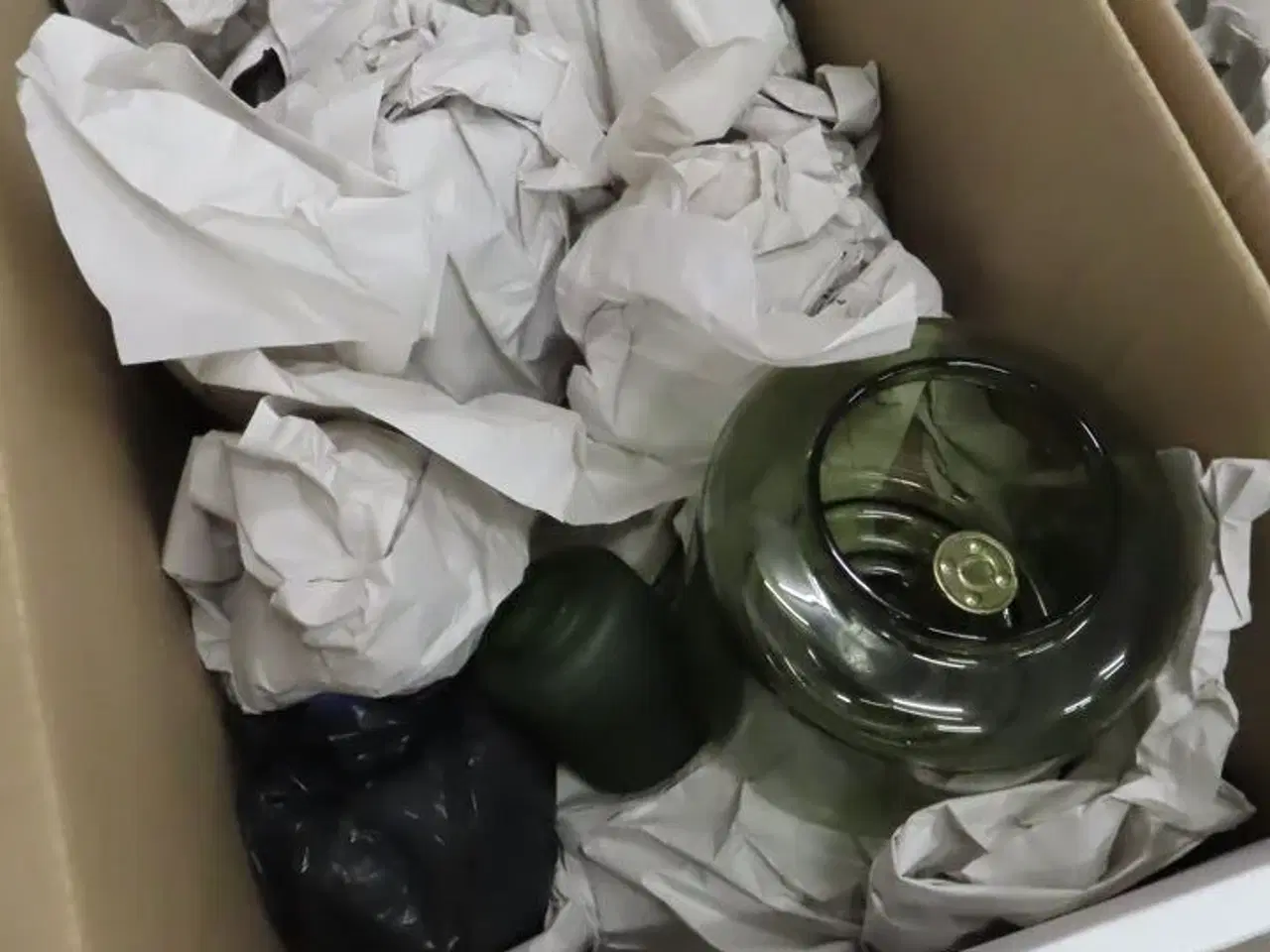 Billede 6 - Indhold af te-køkken samt diverse brugskunst