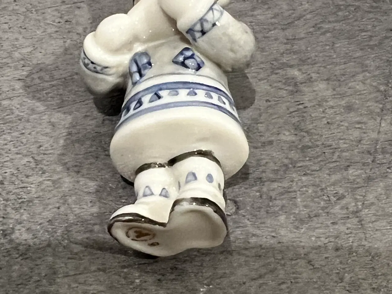 Billede 2 - Grønlansk pige med sælunge  figur nr 153