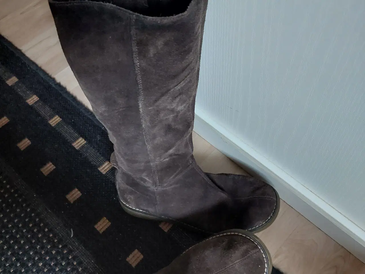 Billede 1 - Pæn lang Ruskinds Støvle Mørk Brun str 38