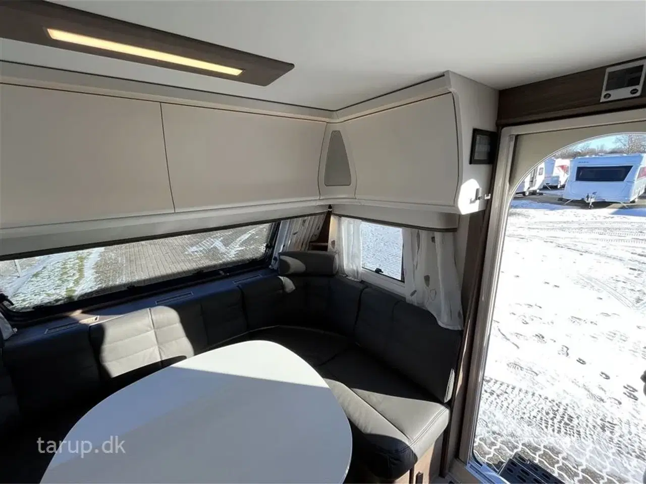 Billede 11 - 2026 - Kabe Ametist 560 GLE KS B8   fritstående dobbeltseng, rundsiddegruppe i mørkegråt  skind, ALDE centralvarme, vandbåren gulvvarme, ATC, stort kompressor køleskab