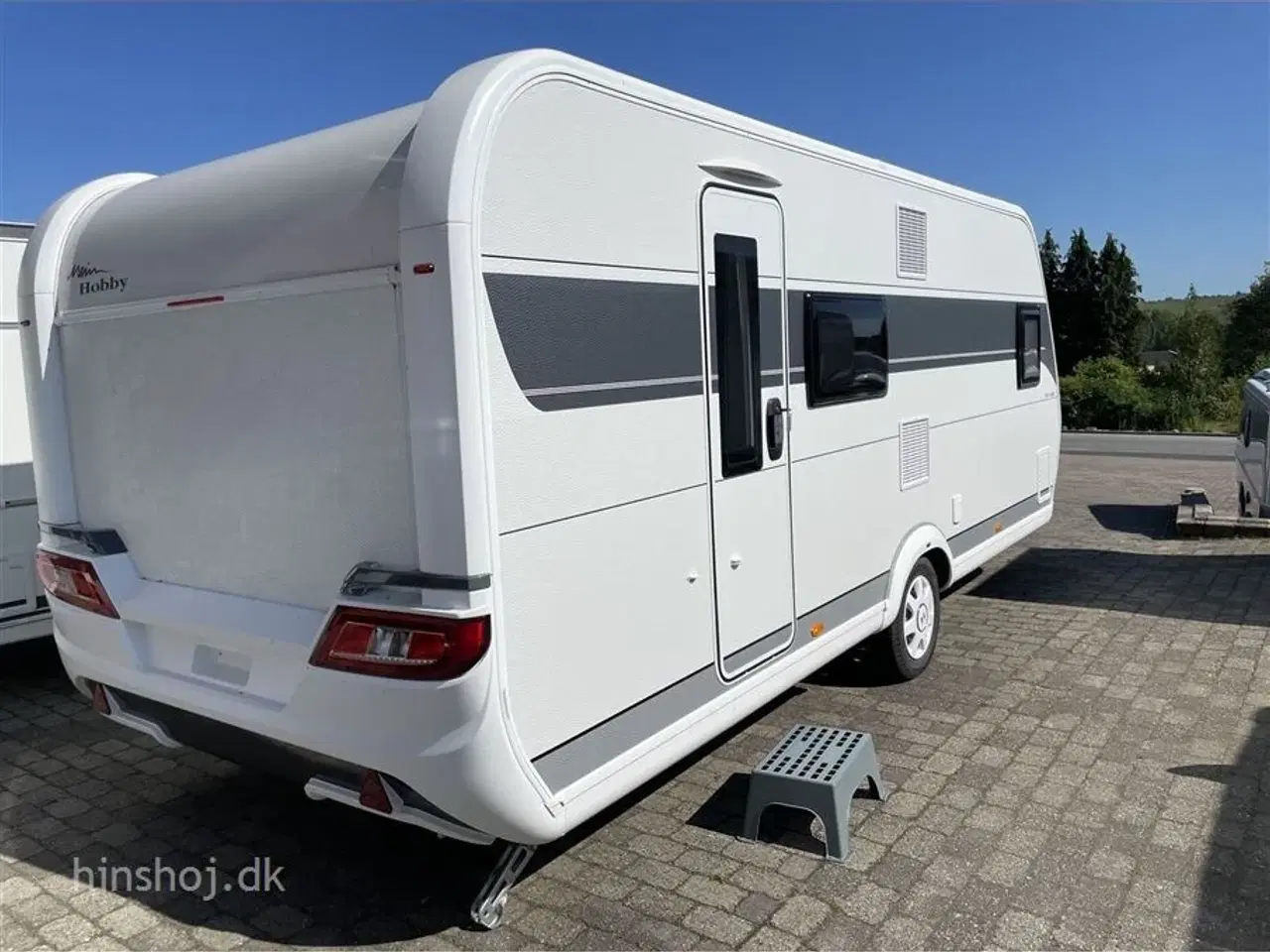 Billede 20 - 2023 - Hobby De Luxe 560 KMFe   Hobby 560 KMFe med dobbeltseng og 3 køjer fra Hinshøj Caravan A/S