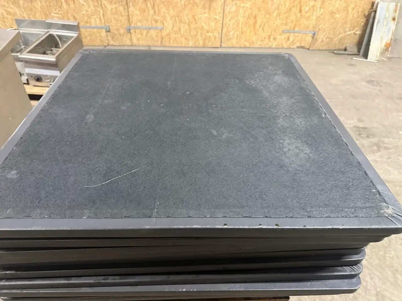 Billede 3 - 12 stk. Kunstlæder bordplader 80*80 (MOMSFRI)