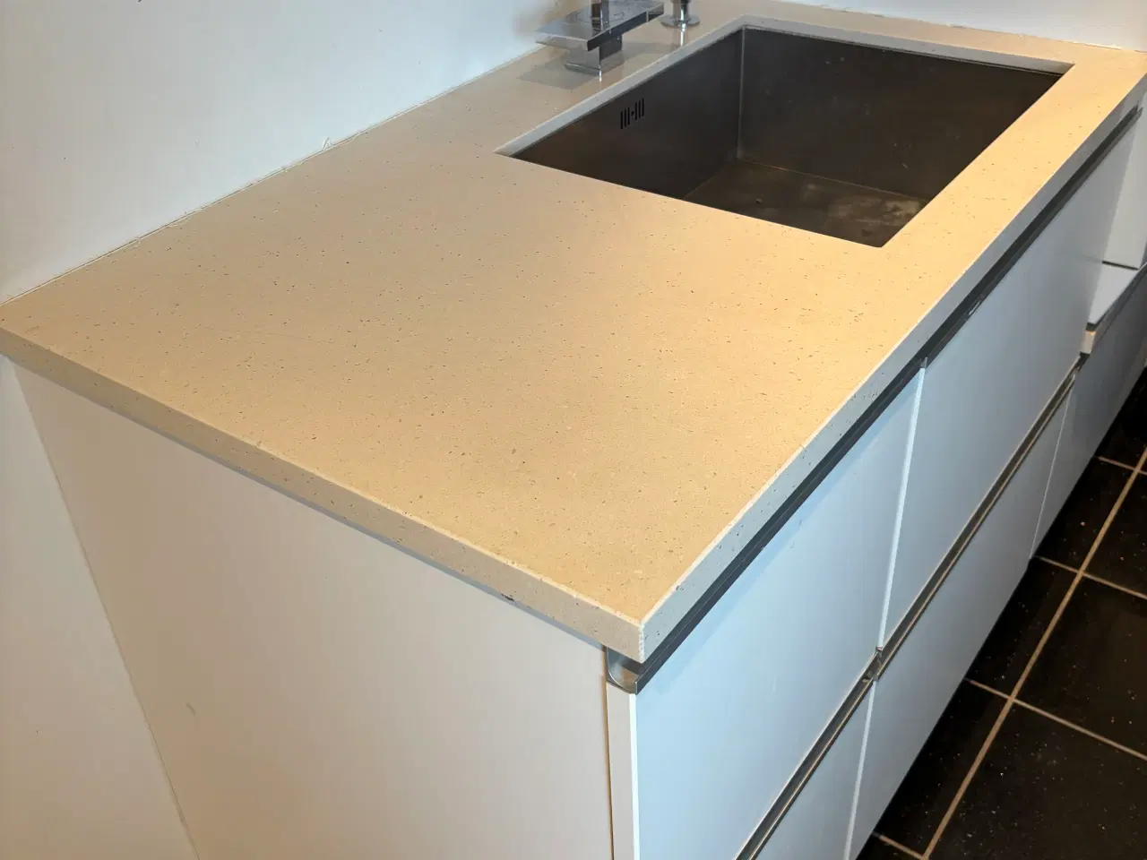 Billede 1 - Bordplade granit med vask og vandhane 