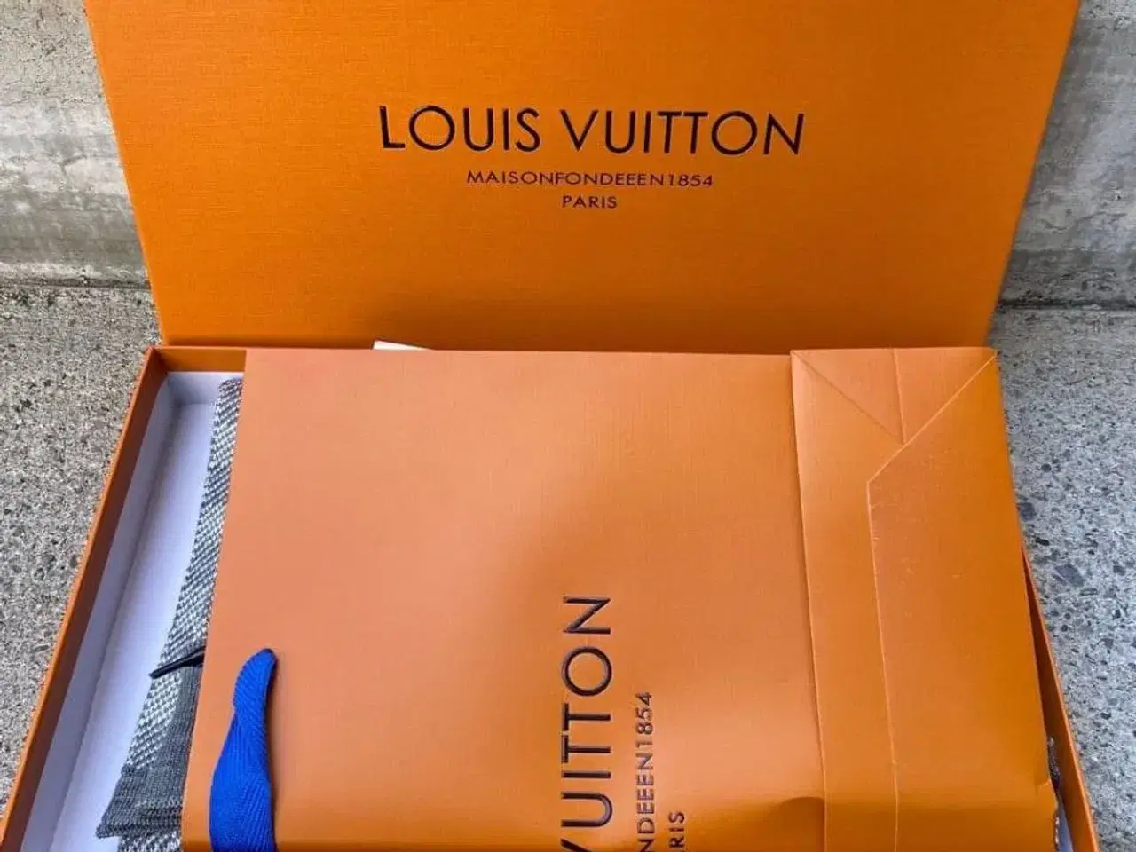 Billede 2 - Louis Vuitton tørklæde og hat til salg