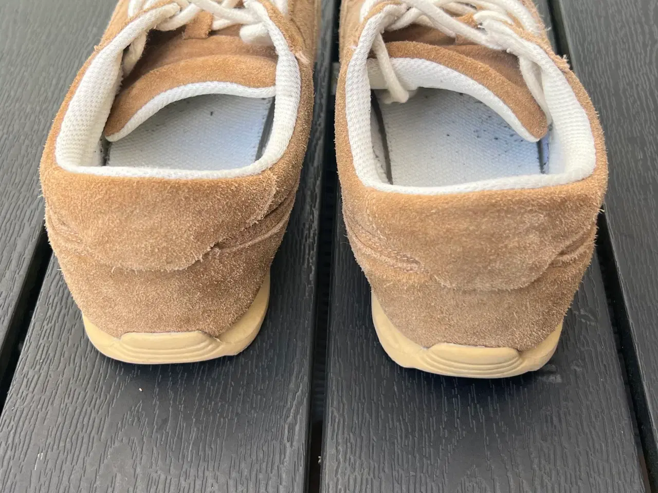 Billede 3 - SNEAKERS I SKIND MED TRACK SÅL – Str. 39 (børn)
