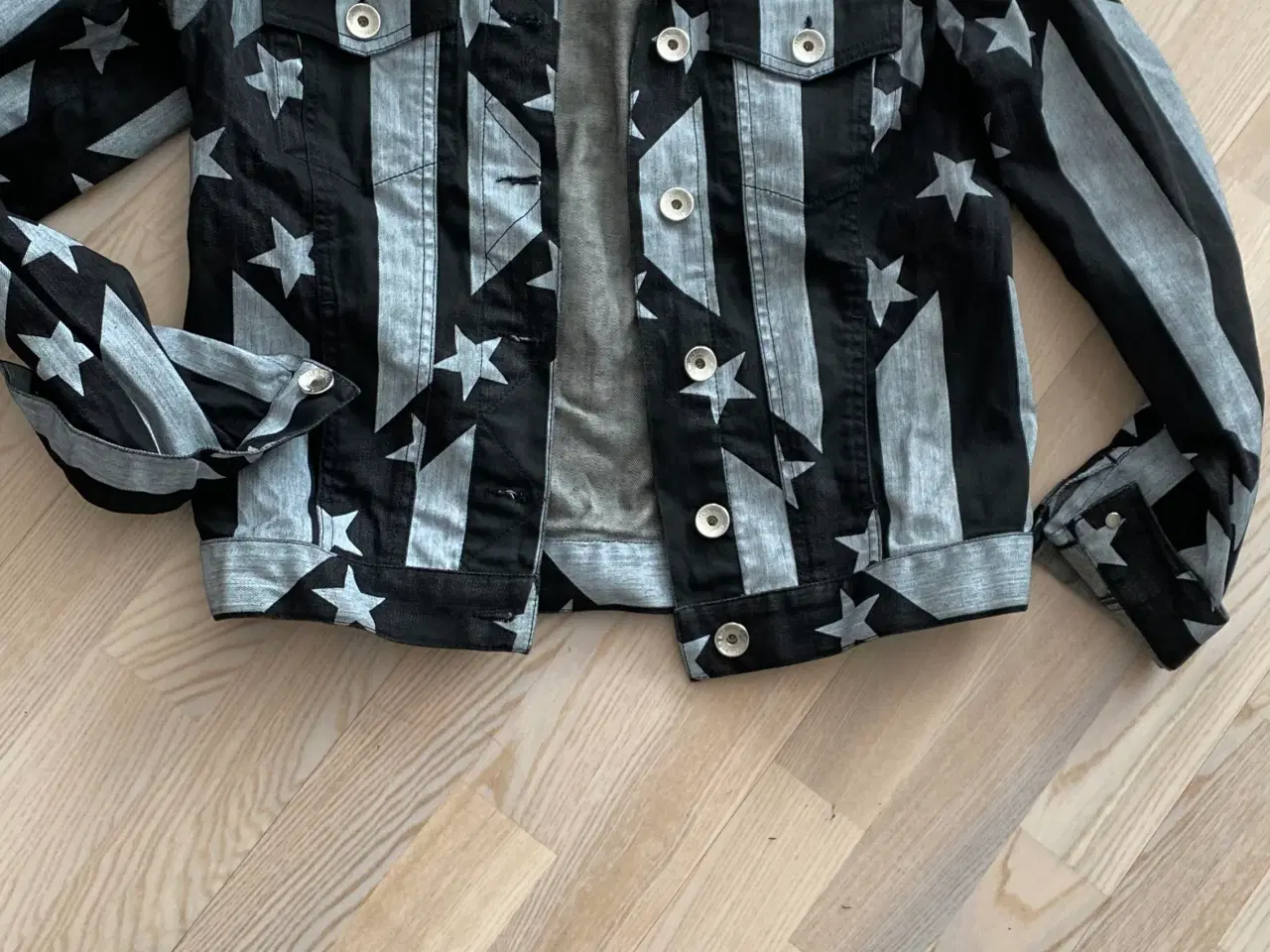 Billede 1 - Denim jakke Love Moschino som ny 