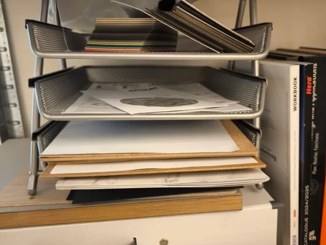 Billede 7 - Reol med indhold af vareprøver m.m.