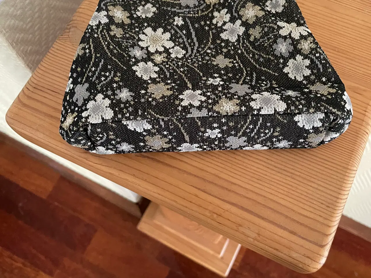 Billede 1 - Fest taske i blødt stof som er grå