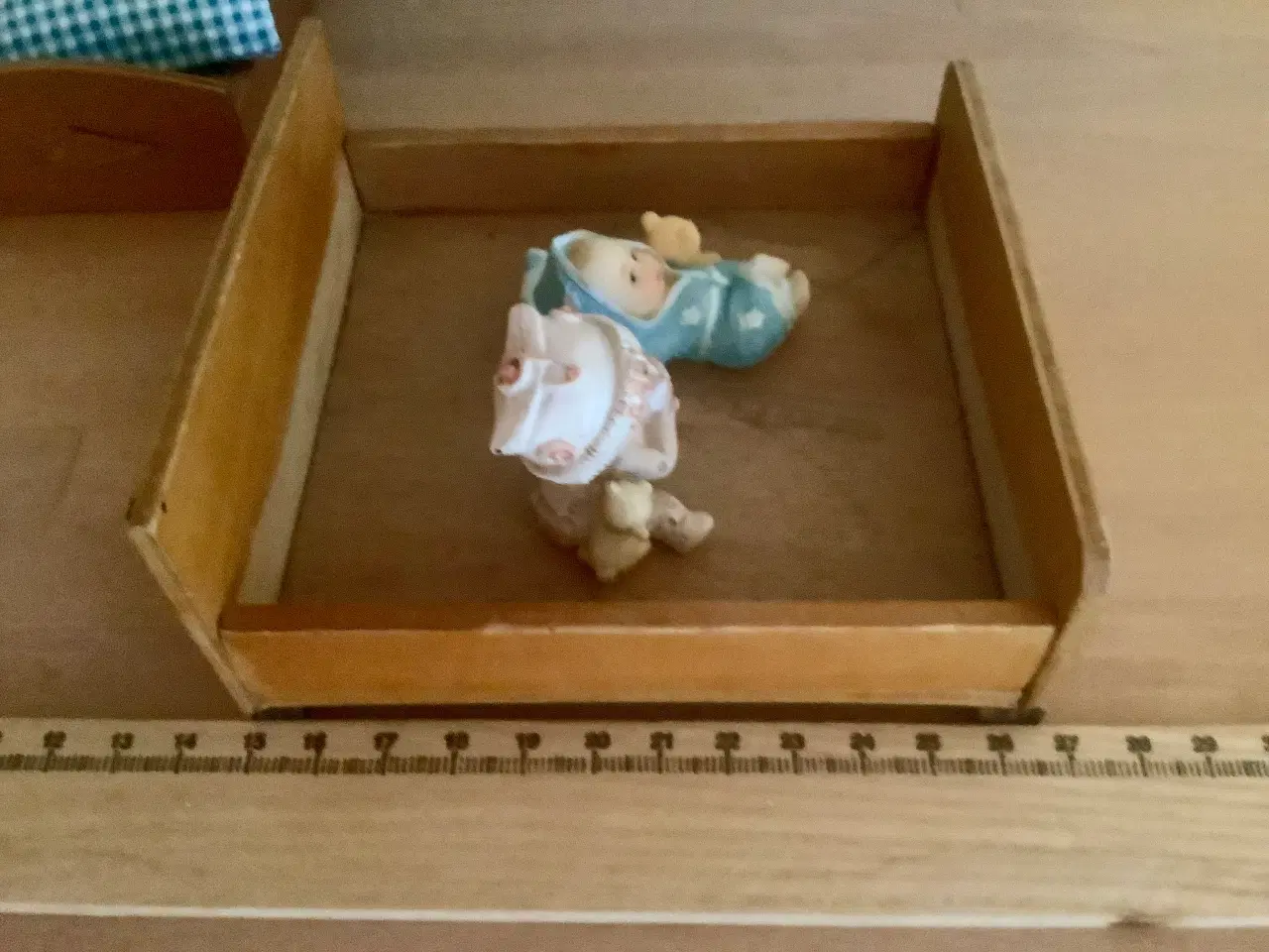 Billede 9 - Dukkehus senge i træ sælges samlet.