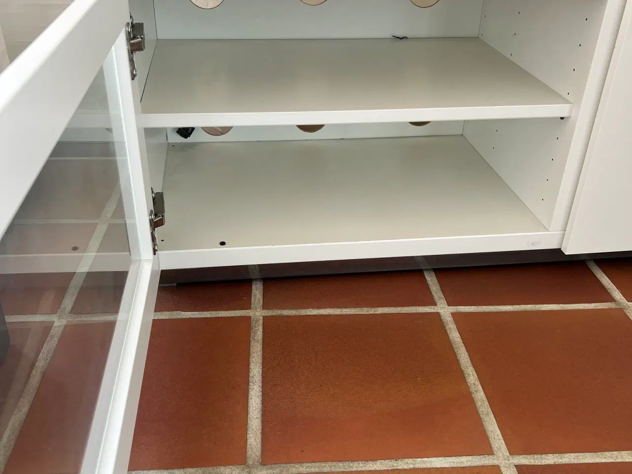 Billede 2 - TV skænk med glaslåge og hvid låge