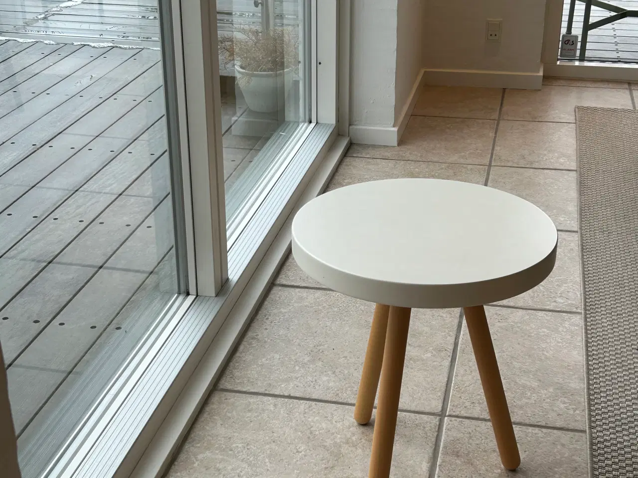 Billede 1 - Sidebord med hvid bordplade og træben