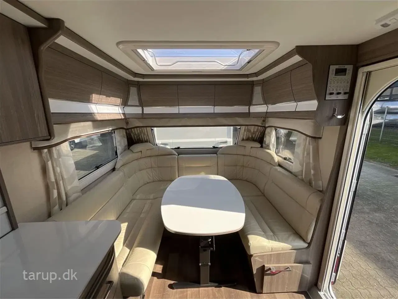 Billede 7 - 2015 - Kabe Royal 560 XL   Fastmonteret markise Thule 9200 4 meter, rundsiddegruppe i lyst skind, ALDE centralvarme, vandbåren gulvvarme, microbølgeovn, fransk dobbeltseng