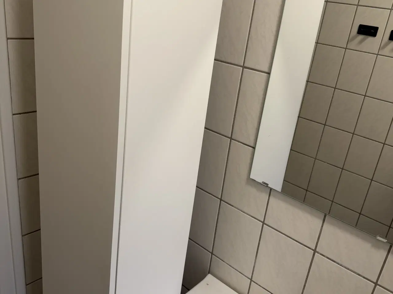 Billede 1 - Højskab i hvid