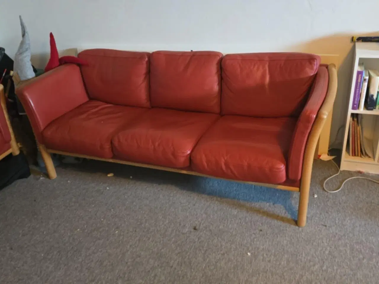 Billede 3 - Sofasæt i lystræ med rød læder hynder 