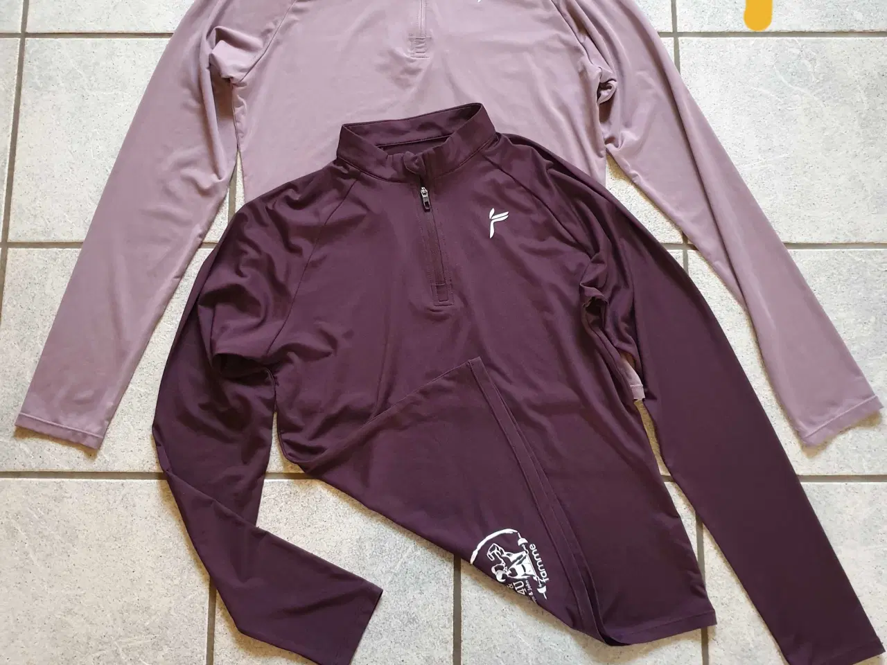 Billede 2 - Blande træningstøj str S-M 