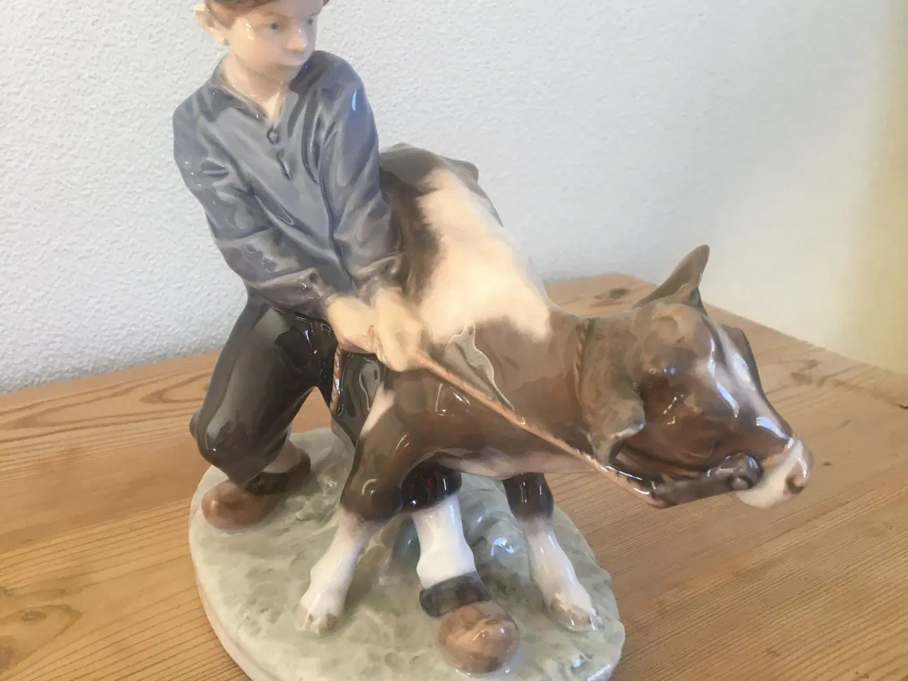 Billede 3 - Dreng med kalv, Royal Copenhagen figur.