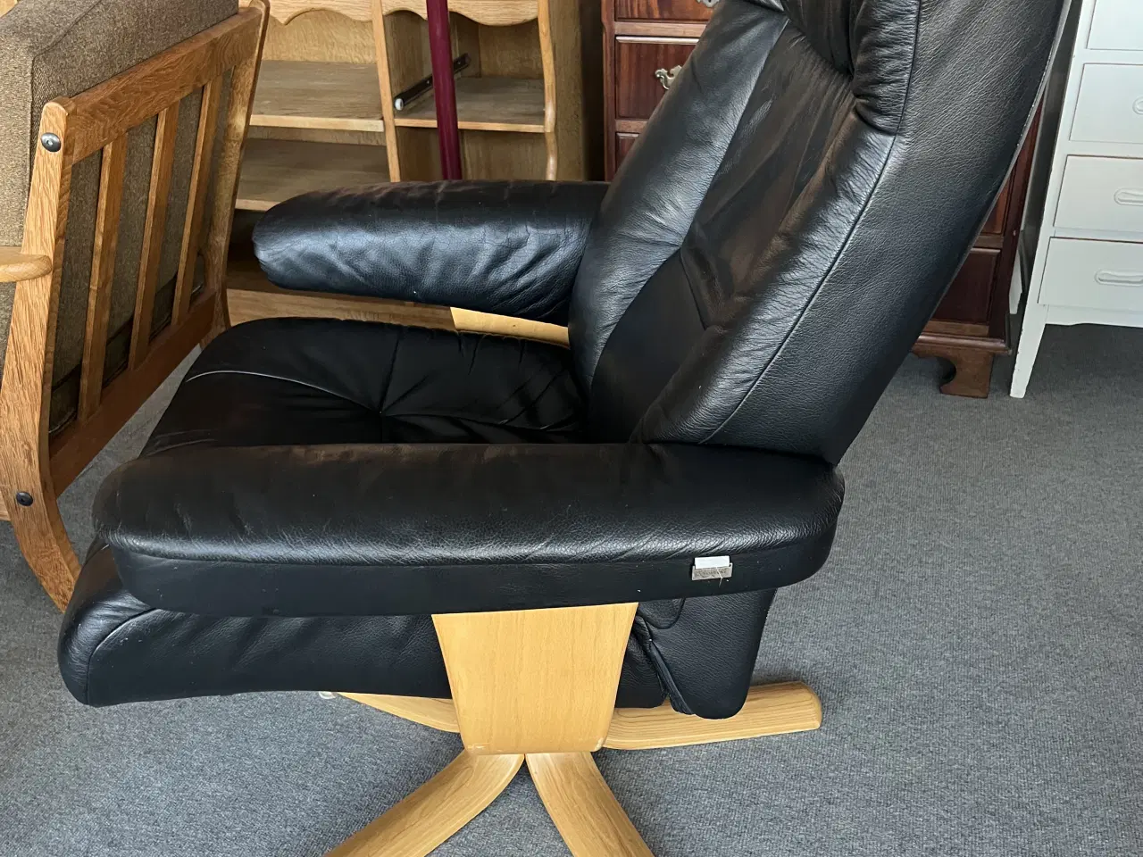 Billede 3 - Lænestol i sort læder med drej og vip