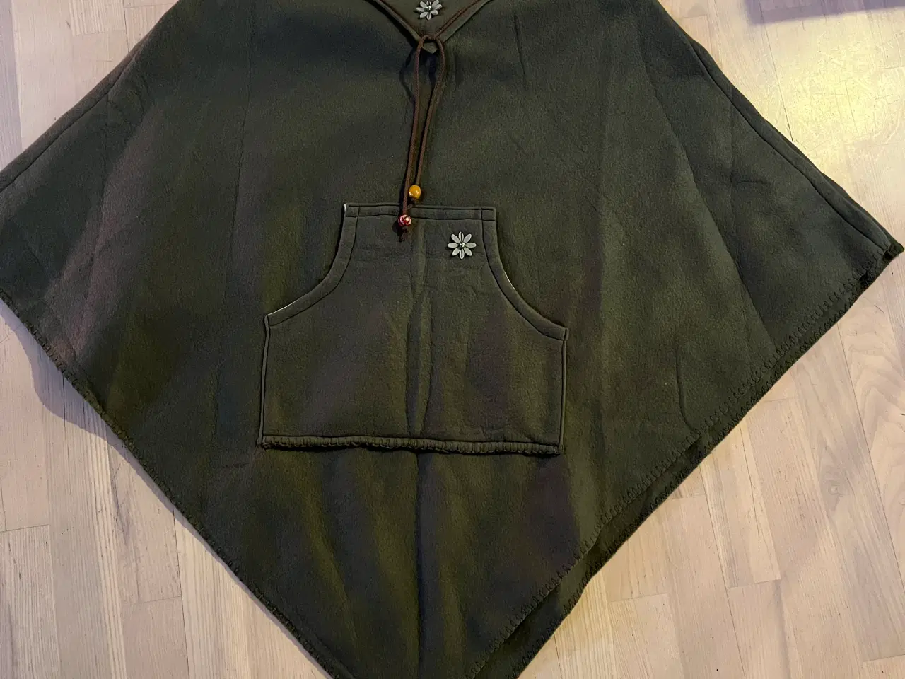 Billede 1 - Smuk og ubrugt poncho med fine detaljer. 