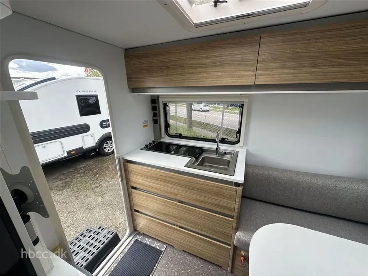 Billede 2 - 2018 - Adria Altea 402 PH   Adria Altea 402 PH (2018) – Let og kompakt vogn med mover &amp;amp; fortelt
