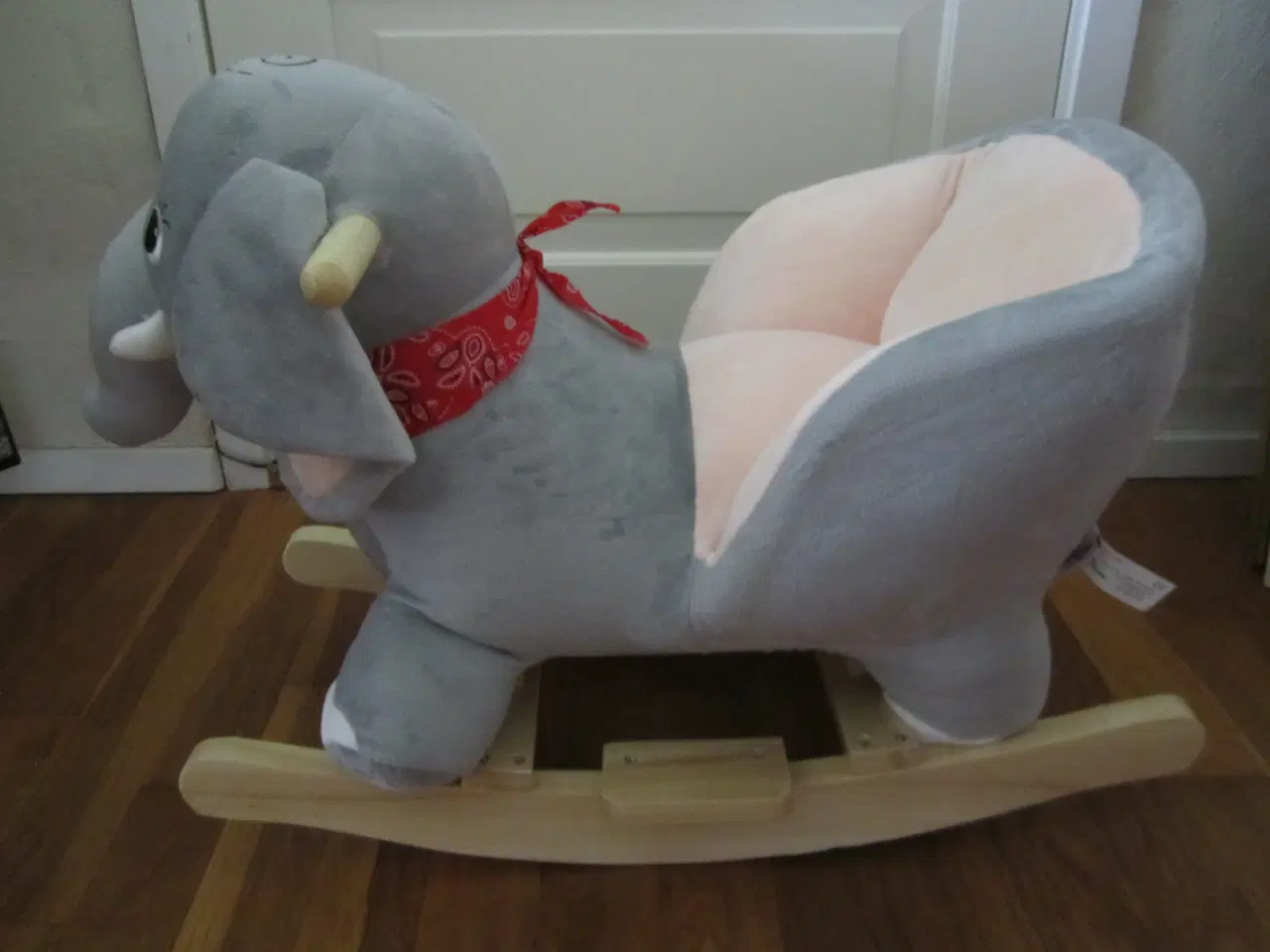 Billede 3 - NY. ELEFANT GYNGEHEST.
