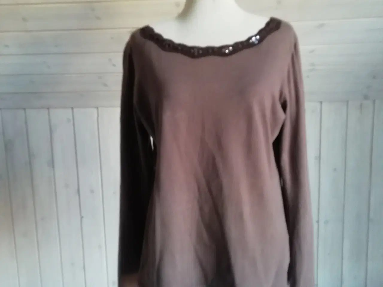 Billede 2 - Bluse med palietter
