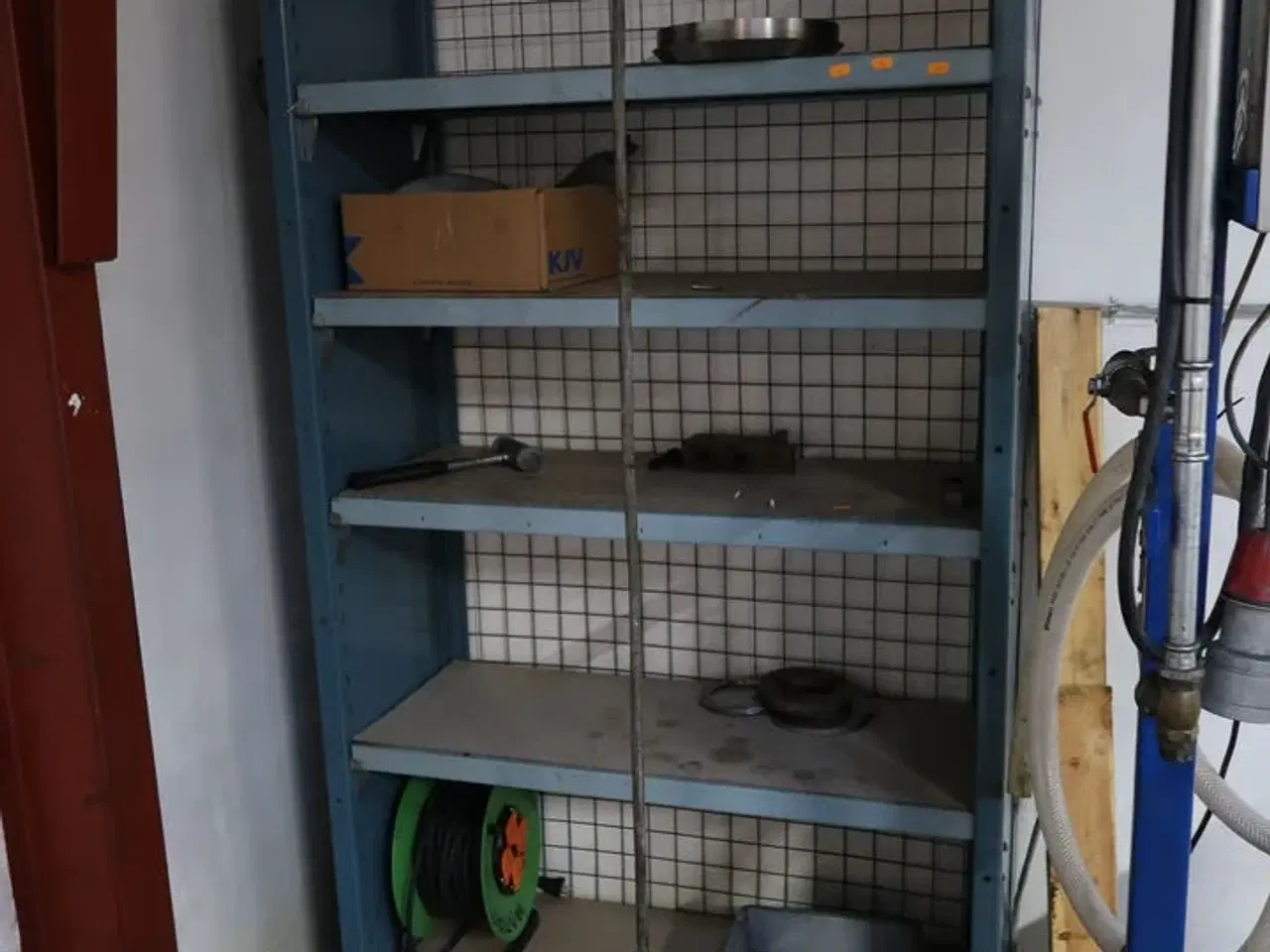 Billede 1 - Reol med indhold