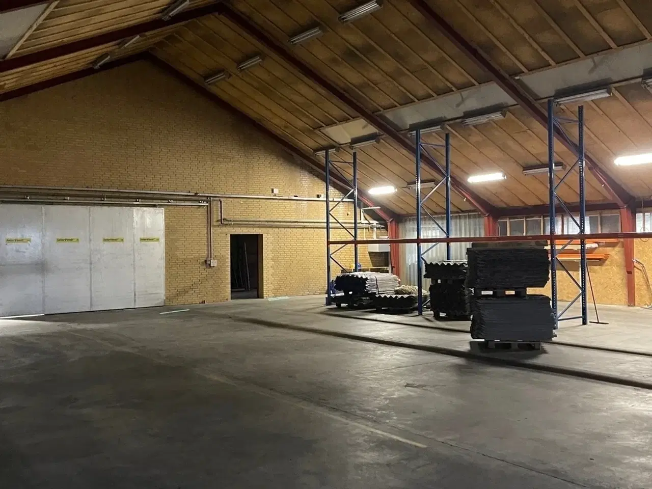 Billede 1 - Isoleret hal med port udlejes!