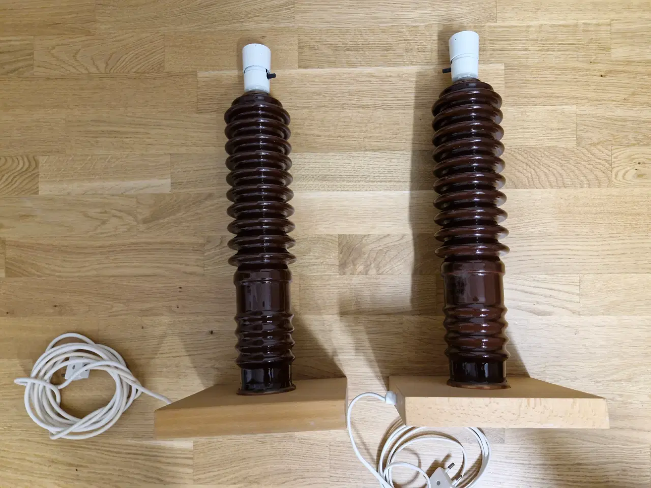 Billede 2 - 2 UPCYCLEDE BORDLAMPER I PORCELÆN på træfod