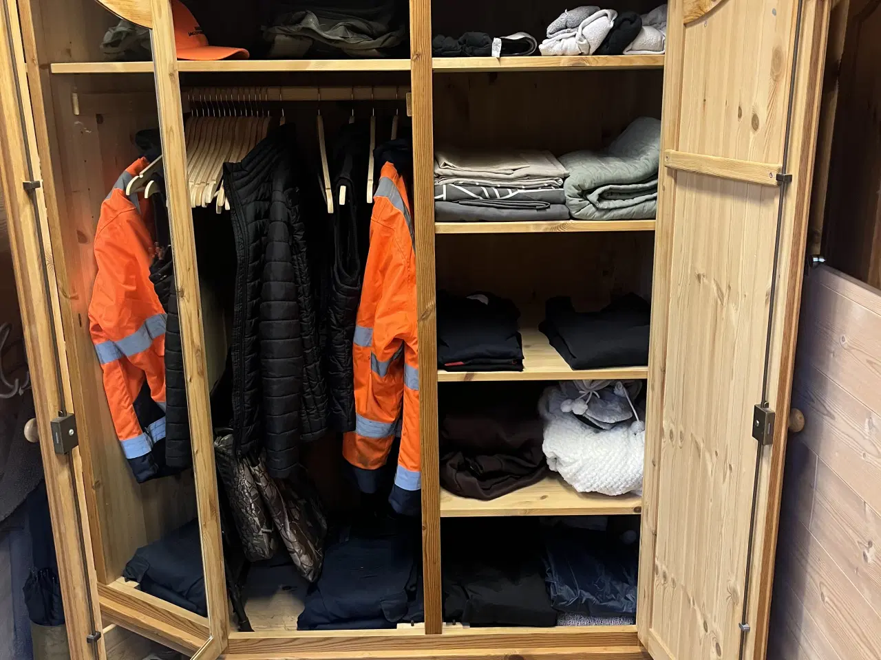 Billede 3 - Antikt karlekammerskab