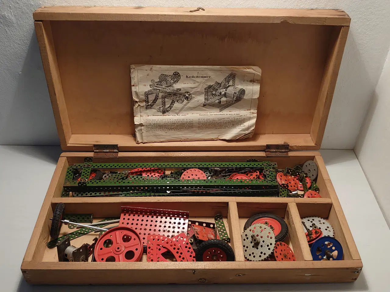 Billede 1 - Tekno Ingeniør dele + trækasse. 1950´erne.